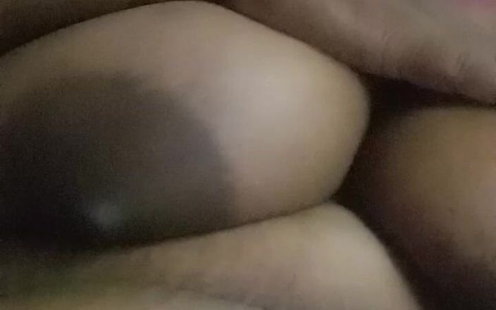 Nilima 22: 침실에 있는 여자 손가락 마사지 퍼포먼스 비디오