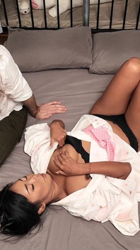 Güzel Asyalı ev hanımı kamerada dildoyla mastürbasyon yapıyor ve parmaklanıyor