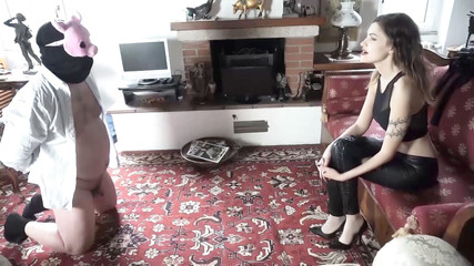 MMV and Eroticplanet Clips: Grunt jako prase - BDSM kopání koulí