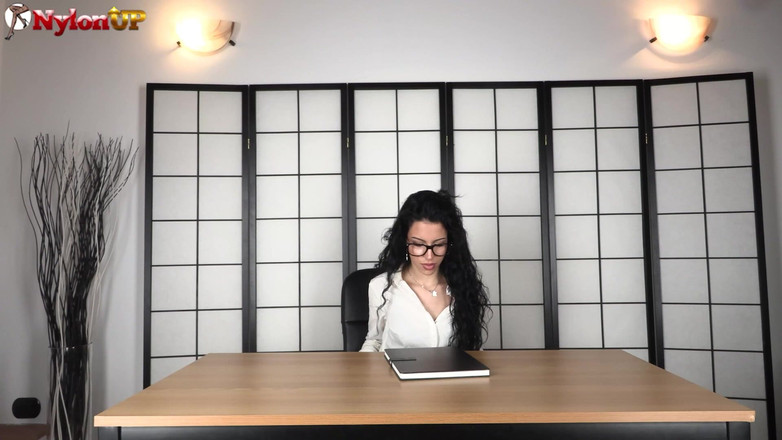 FootFetish Girls With Sex Toys and Nylons: Signora boss dai capelli ricci punisce la sua segretaria arrapata...