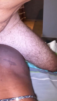 Zenci göt arkadan anal seks yapıyor ve harika bir dölle dolduruluyor