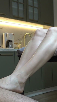 Layanan footjob dari pembantu nakal dengan kaki yang super hot!