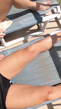 Sunning pe balcon în vederea tuturor celor care trec pe lângă ea