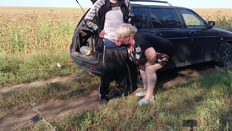 Zona901: De buurvrouw houdt mijn lul vast terwijl ik plas en...