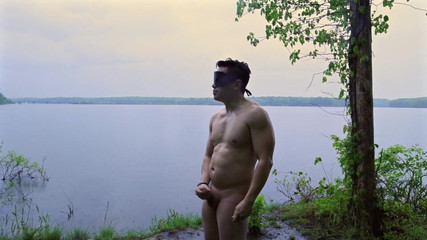 barenakedboy: Flexen und im Regen am see