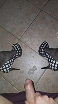 Sissy Slut in Stockings Cums on Heels