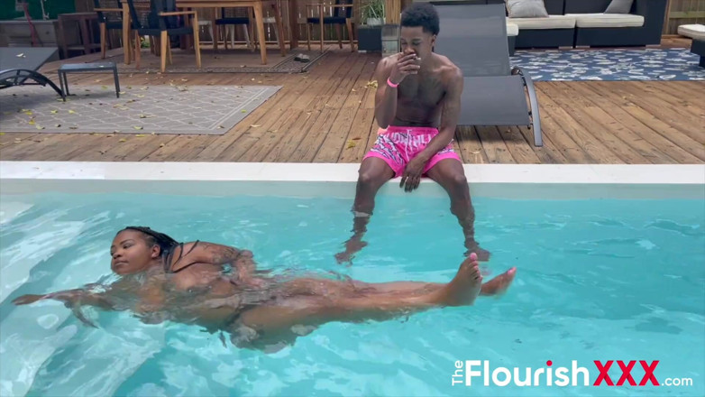 The Flourish XXX: Brooklyn Honey vs Phantom Strokes u bazénu