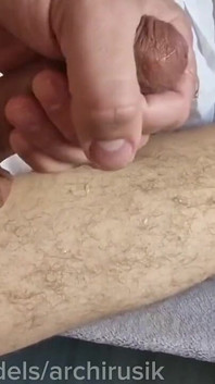 Špinavá děvka pokrytá mrdkou Ze šukání jako děvka na stole