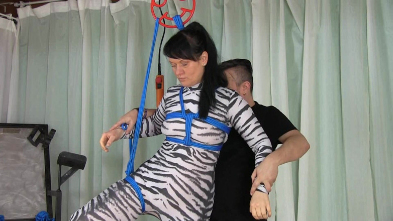 Yvette xtreme: แขวนตัวในชุดแคทสูทเซ็กซี่