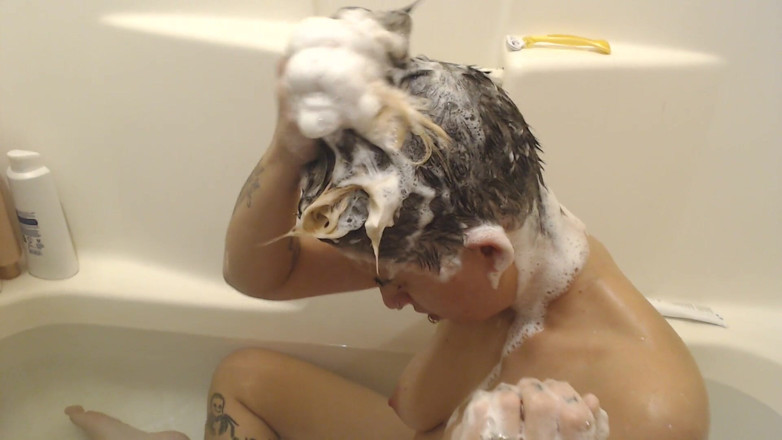 Abby Anna: Espellendo i capelli a tutto corpo e scrubbing