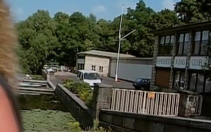 Deutscher hardcore: きれいなドイツの女の子がホットブロンドの熟女とペニスを共有する