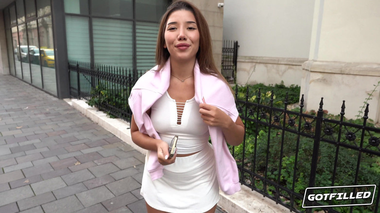 Got Filled: acostada y llenando a Layla Scarlett