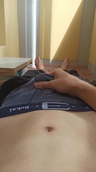 Chlap si hladí péro