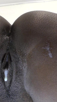 Великий білий член кінчає всередину чорношкірої тугої пизди раком