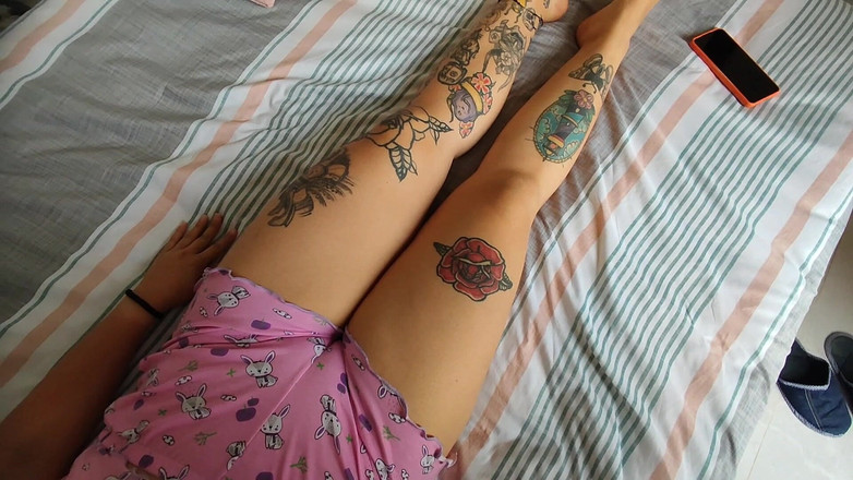 Porntner: 天哪，她的骆驼趾真是太棒了！