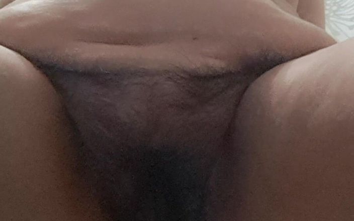 Mommy big hairy pussy: Ділдо йде до кінця в піхву матусі