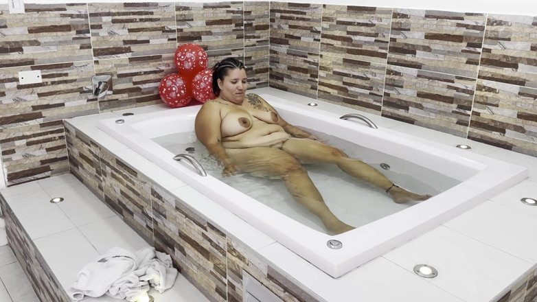 Lexly_16: Une belle-mère baise son beau-fils dans le jacuzzi quand son...