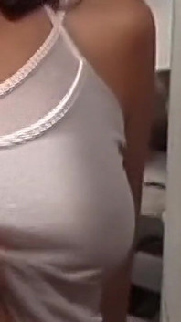 Une bombasse sexy se fait fourrer son cul étroit à fond par une énorme bite