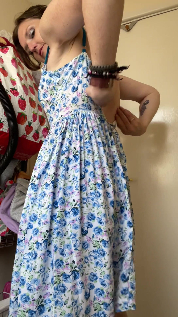 MistressWriggler: Fată Sexy, Tonicată, De Alături Este Ca Goldilocks Încercând Haine Noi!
