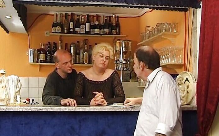 German Homemade: Cachonda alemana rubia pega y duro en el bar