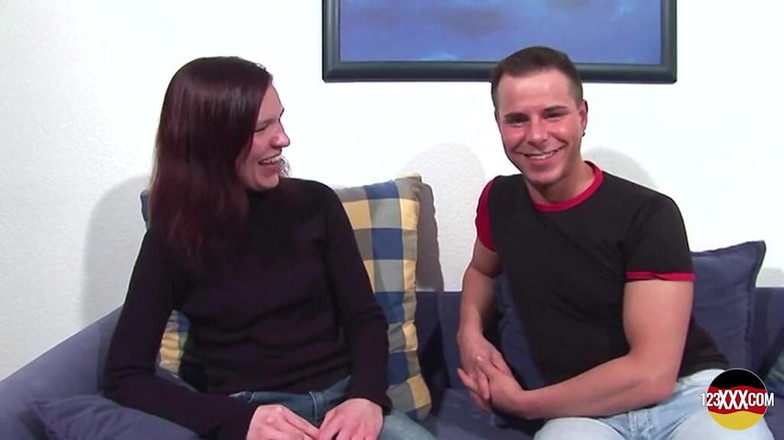 123XXX - 100% Amateurs: Nadržená německá děvka dostává na břicho nastříkáno teplým spermatem