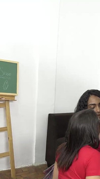 性课老师莉迪·费拉里教火辣学生如何大量性交和吮吸粗大阴茎