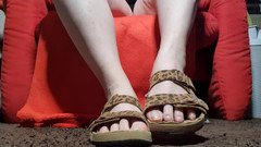 Dirty Jade: Плескать на ногах в леопардовых тапочках