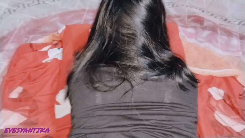 Pasutri indo: 一个卡车司机被公交车司机以代价性交