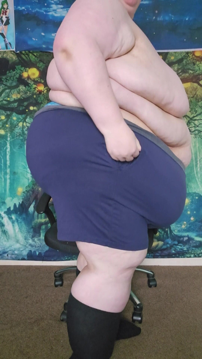 SSBBWLadyBrads: Femeie super-mare și țâțoasă își pune hainele după corpul de la duș