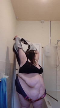 SSBBW brinca antes do banho