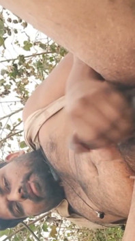 Desi Bear Outdoor Cumshot - Hairy Thick Cock Masturbacja w Lesie