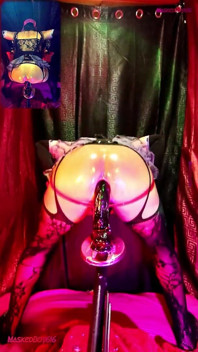 Săltând în fund, zdrobindu-mi dildo-ul mare și graș, lovindu-mă tare în gaura mea, îmbrăcată ca o menajeră nenorocită 4