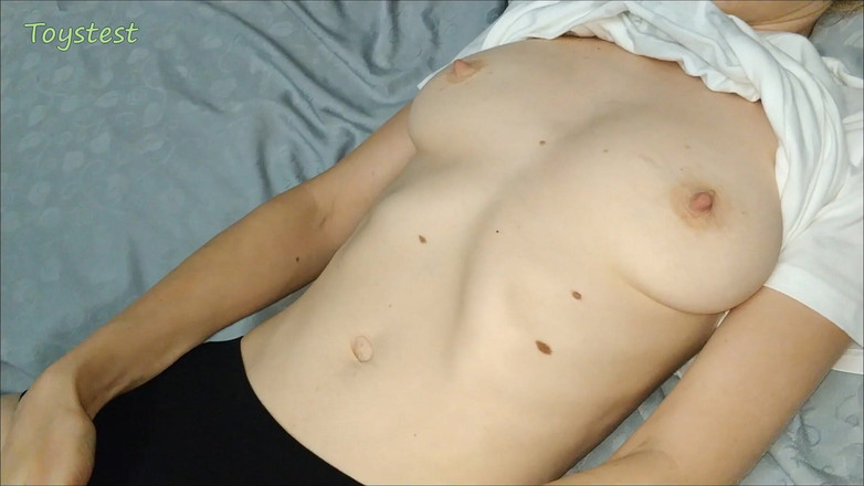 Toystest: 그녀의 클리토리스를 문지르고 장난감을 문지르고 오르가즘 경련을 즐기는 마른 밀프