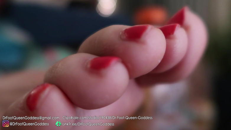 Dr. Foot Queen Goddess: Riprendo di nascosto il suole del tavolo del caffè mostra...