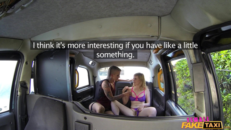 Female Fake Taxi: Teksi palsu wanita - pelajar Posh Carly Rae mempunyai pertemuan lesbian...