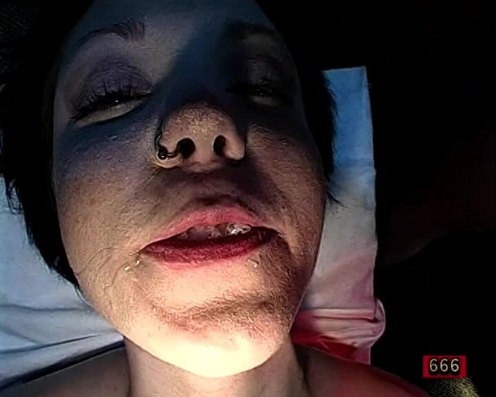 Piss Lover: Шлюха стоит на коленях - рот открыт для каждого луча