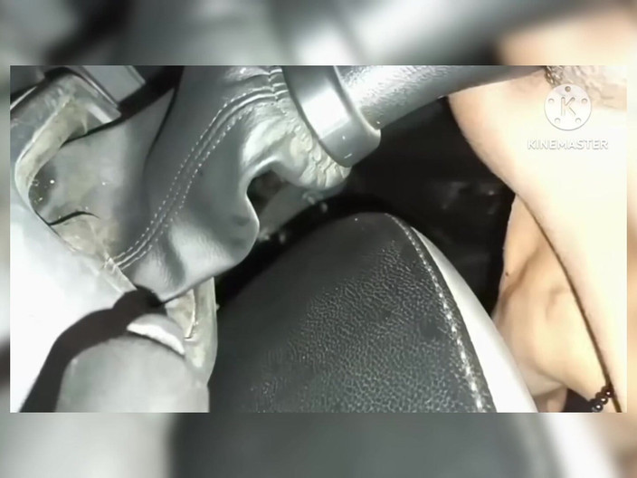 Nisha bhabhi ki chudai: 穿着黑色纱丽服和男友玩车内性爱