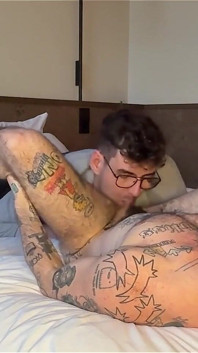 문신을 한 돔 XXX를 숭배하는 옷을 입은 괴짜 Matthew Finns는 Ftm 보지를 건너 뛰습니다.