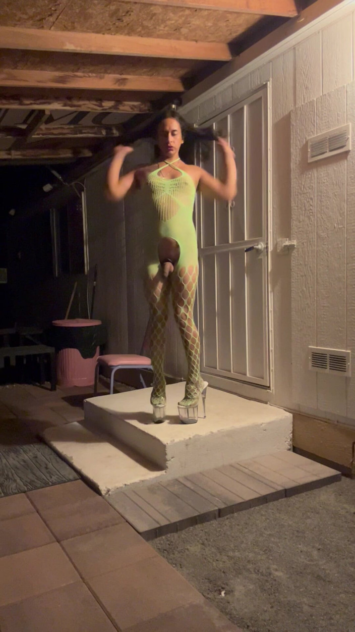 TSJade95: Sexy em verde leva mijo quente ao ar livre
