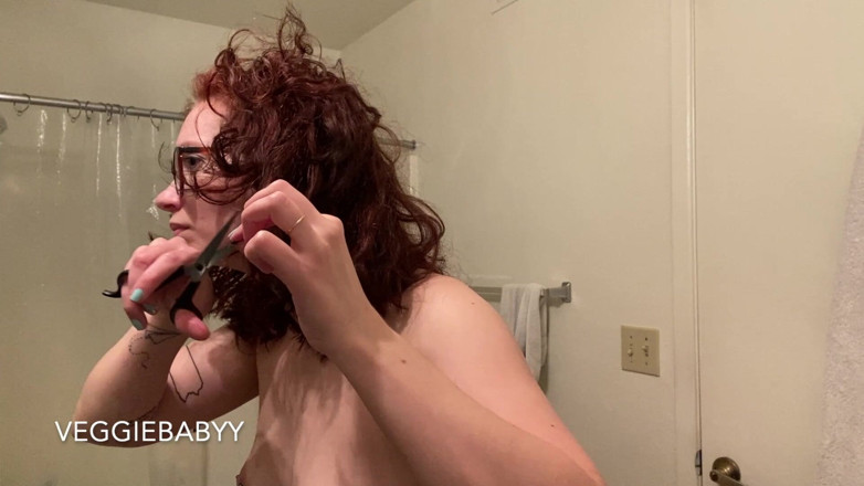 Veggiebabyy: Skär av 6 tum hår naken