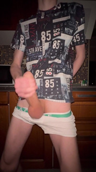 Twink își scoate chiloții și își masturbează pula uriașă de 23 cm