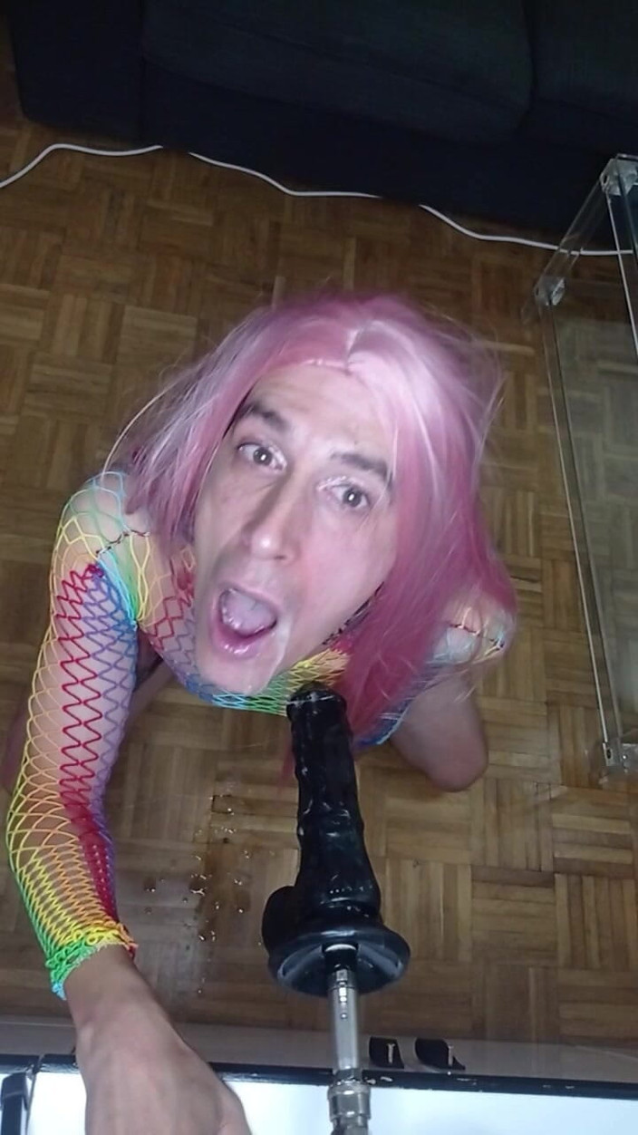 Penelopene27: Travestiet zuigt dildo xxl