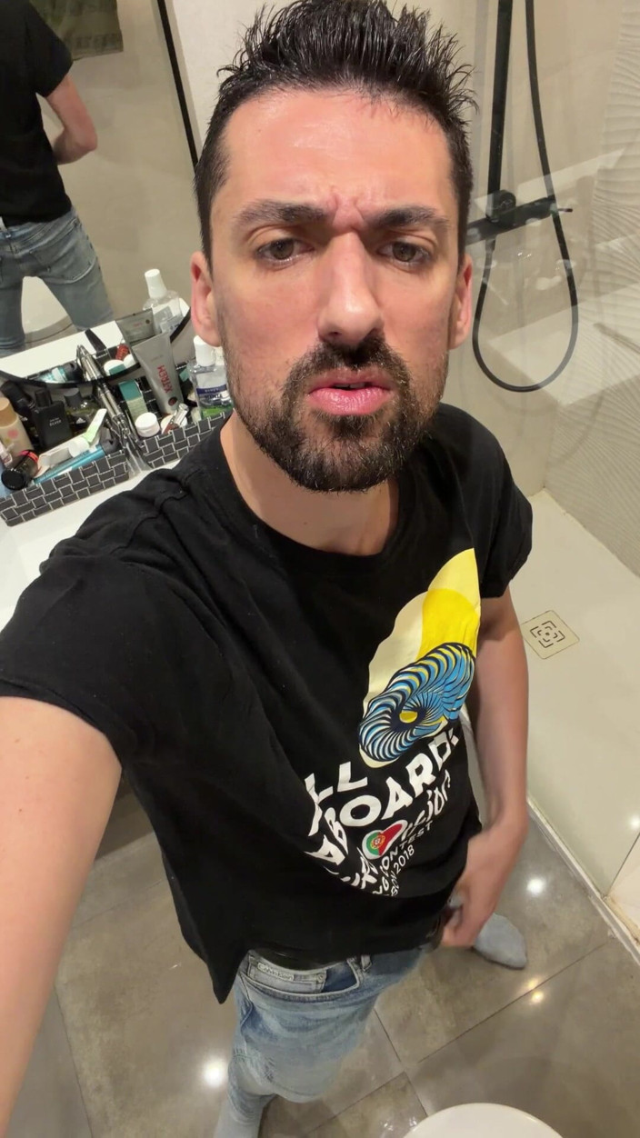 Liam Harding: Hot Stepdaddy Jerking off Like Crazy in Public Bathroom