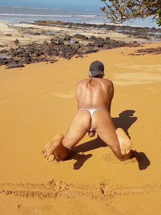 Ladysilvas: Ladysilva Crossdresser在海滩上炫耀她穿着内裤的热辣屁股