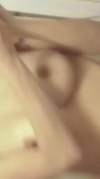 La mora dai grossi seni si filma - ditalino nello specchio del bagno