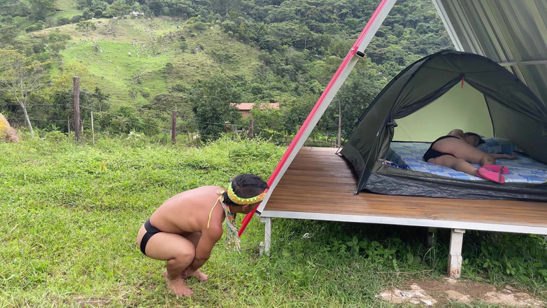 Julianaburning: Índio encontra mulher descansando na floresta, ele fica com tesão...