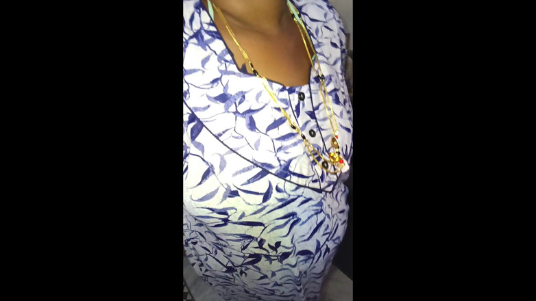 Telugu-fuckers: Tante telugu dengan besar dan besar lagi mesra-mesraan sama abang...