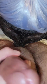 Cewek sange ini lagi asik nyepong kontol dan peler dan jilat pantat cowok ini sampai crot banyak banget