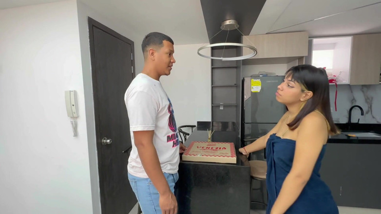 Saraymike: Parasını ödememek için pizzacıyı sikiyorum.