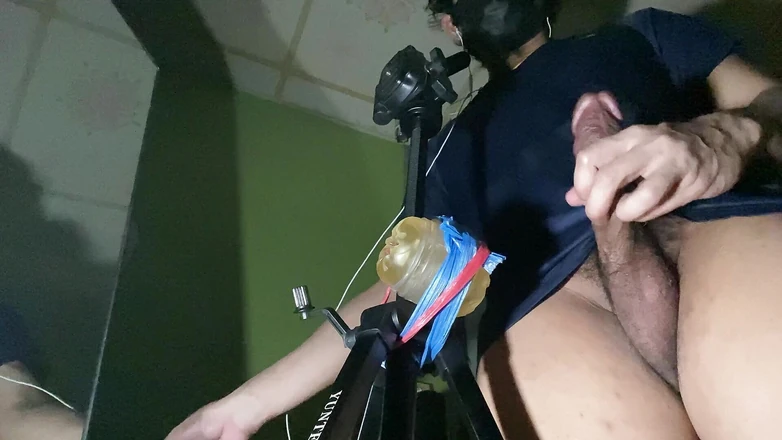 SinglePlayerBKK: Fleshjack ile ayakta mastürbasyon yapıyor.